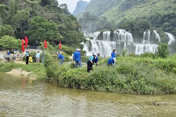 Các Đoàn viên, Thanh niên phát quang thực bì, cỏ dại tại khu vực thác Bản Giốc (Ảnh: Lê Hanh)