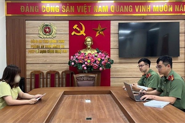 Công an tỉnh Quảng Ninh làm việc với trường hợp vi phạm khi sử dụng mạng xã hội.