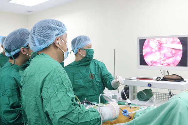 Ca phẫu thuật kéo dài hơn 3 giờ đồng hồ, được thực hiện bởi đội ngũ thầy thuốc của Bệnh viện Việt Nam – Thuỵ Điển Uông Bí dưới sự hỗ trợ của chuyên gia đầu ngành từ Bệnh viện Hữu nghị Việt Đức.