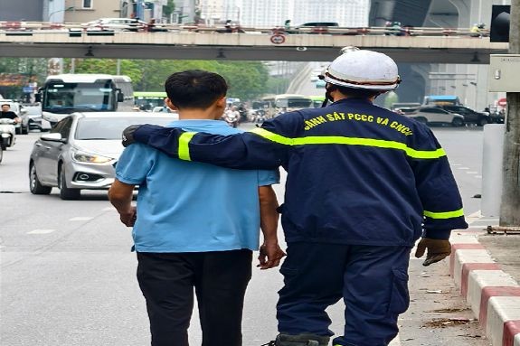 Cứu nam thanh niên có hành động nguy hiểm trên cầu vượt ở Hà Nội