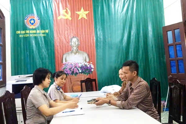 Niềm vui thể hiện rõ trong nụ cười của vợ chồng đương sự hôm đến nhận tiền thi hành bản án ly hôn, để tiến hành Đăng ký kết hôn lại với nhau.