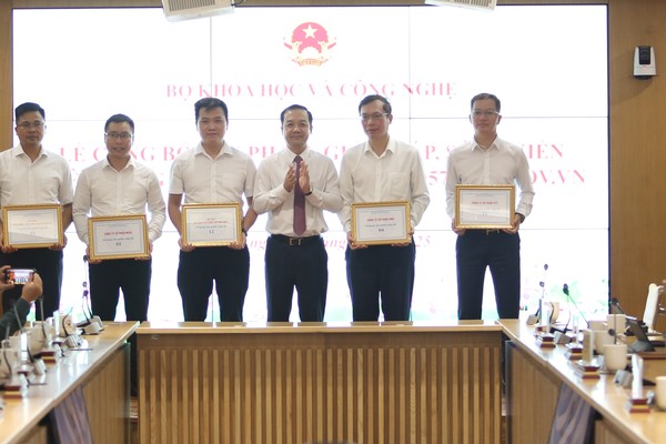Thứ trưởng Phạm Đức Long trao kỷ niệm chương cho các doanh nghiệp có sản phẩm, giải pháp được công bố.