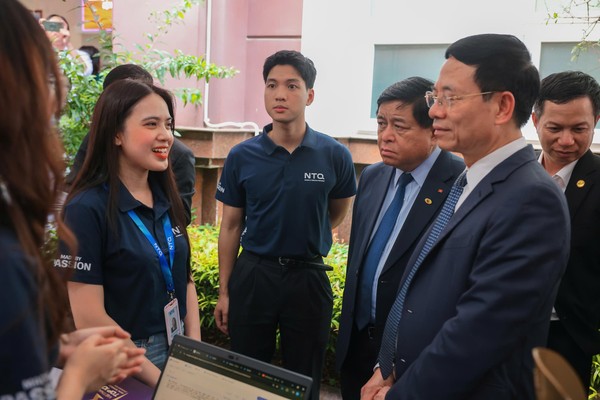 Phó Thủ tướng Nguyễn Chí Dũng, Bộ trưởng Bộ KH&CN Nguyễn Mạnh Hùng cùng các đại biểu tham quan các gian hàng trình diễn sản phẩm KH&CN (Ảnh: MOST)