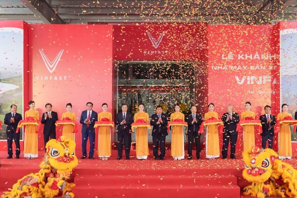 Phó thủ tướng Chính phủ Nguyễn Chí Dũng cùng các đại biểu cắt băng khánh thành Nhà máy sản xuất ô tô điện VinFast Hà Tĩnh. Ảnh: PV