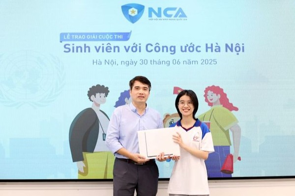 Ban tổ chức Cuộc thi trao Giải Nhất cho sinh viên đến từ Học viện Công nghệ Bưu chính Viễn thông.
