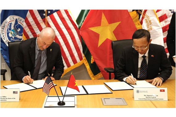 Lãnh đạo cơ quan Hải quan hai nước Việt Nam - Hoa Kỳ ký kết Tuyên bố Ý định. (Ảnh: H.Phúc)