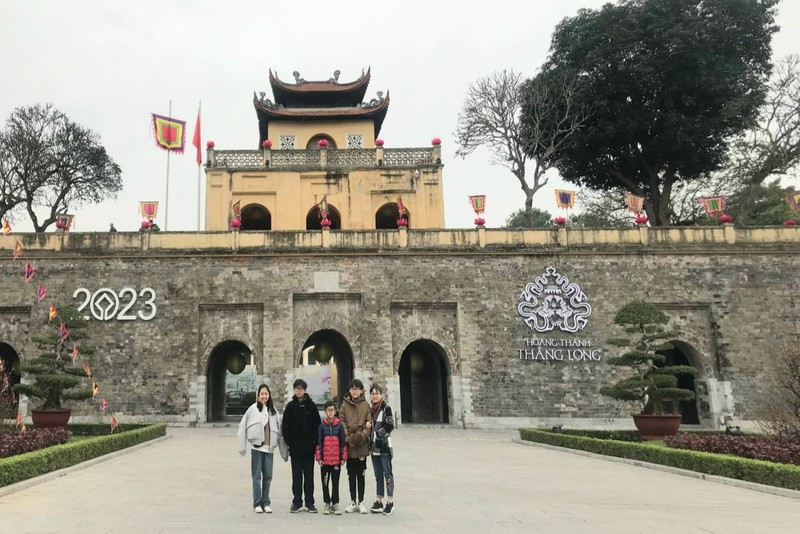 Không chỉ người dân, du khách, nhiều học sinh hào hứng tham quan, tìm hiểu Hoàng thành Thăng Long - di tích quan trọng bậc nhất trong hệ thống các di tích Việt Nam. (Nguồn: Bảo Châu)