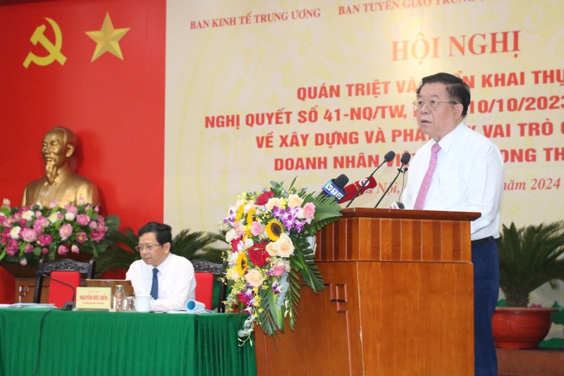 Đồng chí Nguyễn Trọng Nghĩa phát biểu chỉ đạo tại Hội nghị. (Ảnh Thu Hằng) 