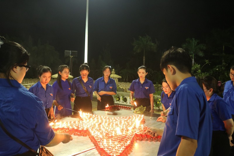 Tuổi trẻ Bình Định thắp nến tri ân nhân kỷ niệm 77 năm Ngày Thương binh - Liệt sĩ 
