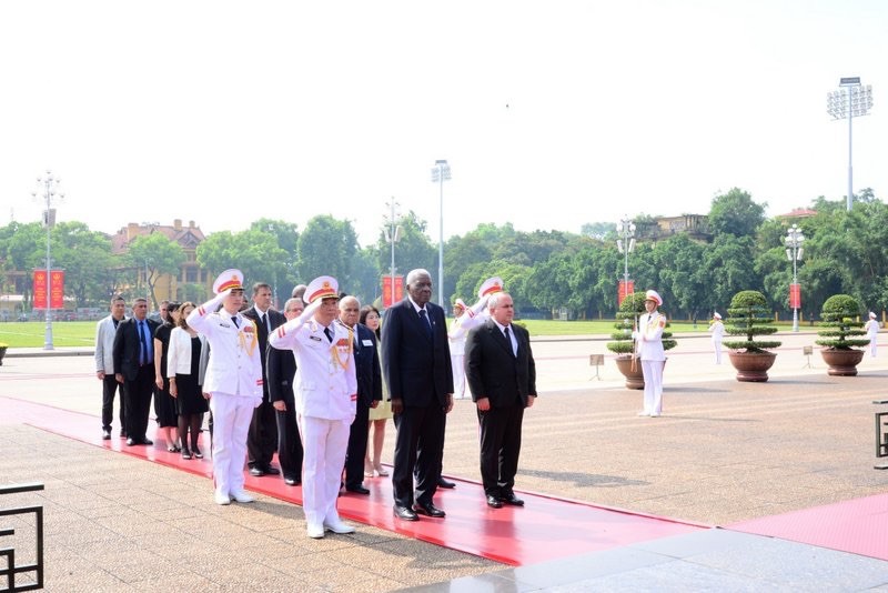 Chủ tịch Quốc hội Cuba dâng hoa tưởng niệm Chủ tịch Hồ Chí Minh
