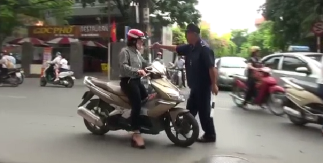 Dân phòng mắng người tham gia giao thông vì bức xúc