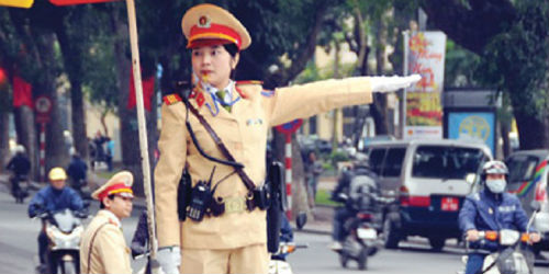 Hình ảnh đẹp của nữ CSGT Thủ đô trong mắt Nhân dân