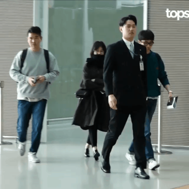 Song Hye Kyo gây chú ý khi không đeo nhẫn cưới giữa bão tin đồn ly hôn - 1 Song Hye Kyo gây chú ý khi không đeo nhẫn cưới giữa bão tin đồn ly hôn - 1