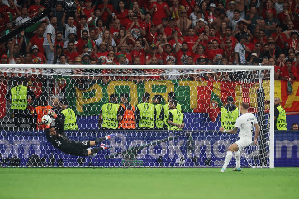 Thủ môn Diogo Costa đưa Bồ Đào Nha vào tứ kết khi đẩy được 3 quả 11 mét. Ảnh Euro