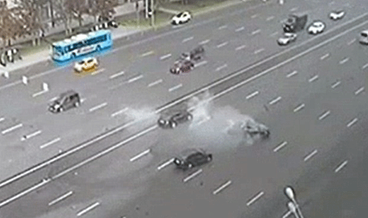 Khoảnh khắc chiếc BMW chuyên chở Tổng thống Nga gặp nạn.