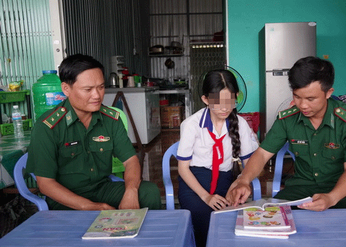 BĐBP Cà Mau 'nâng bước' học sinh khó khăn đến trường