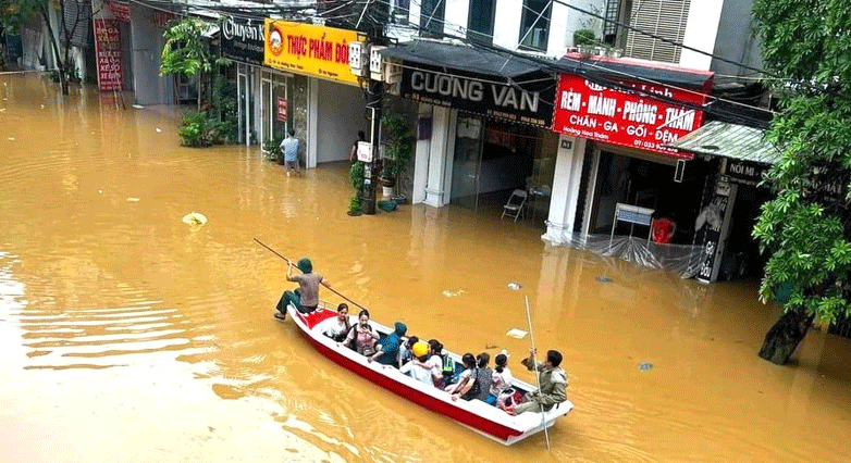 Tuyến đường Hoàng Hoa Thám (TP Yên Bái, tỉnh Yên Bái) ngập sâu trong nước, người dân phố núi được di dời khỏi nhà bằng thuyền. Ảnh: CTV.