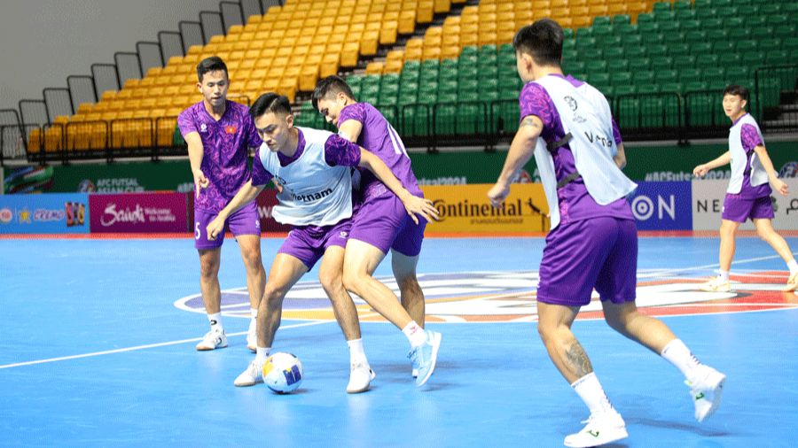 Đội tuyển futsal Việt Nam tập làm quen nhà thi đấu tứ kết. Ảnh VFF 