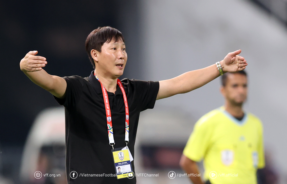 HLV Kim Sang Sik nói sẽ chơi cống hiến trước Manchester Utd