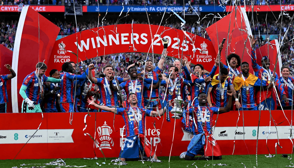 Màn ăn mừng 'ngạo nghễ' của Crystal Palace