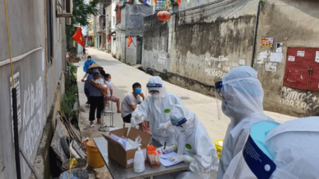 Lấy mẫu xét nghiệm sàng lọc COVID-19 trong khu phong toả Bắc Giang. Ảnh minh hoạ.