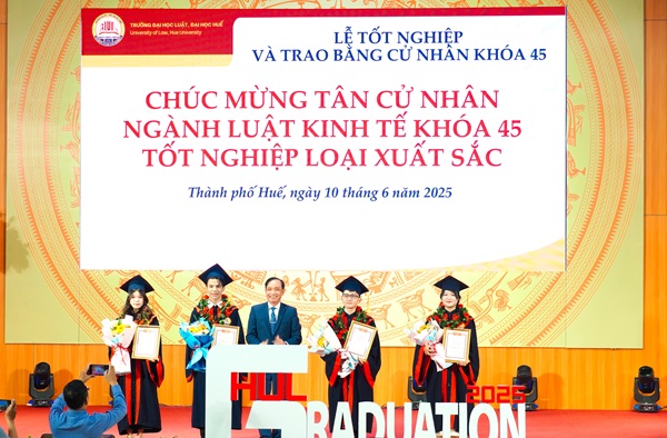 Trường ĐH Luật, ĐH Huế trao bằng cử nhân cho hơn 800 sinh viên