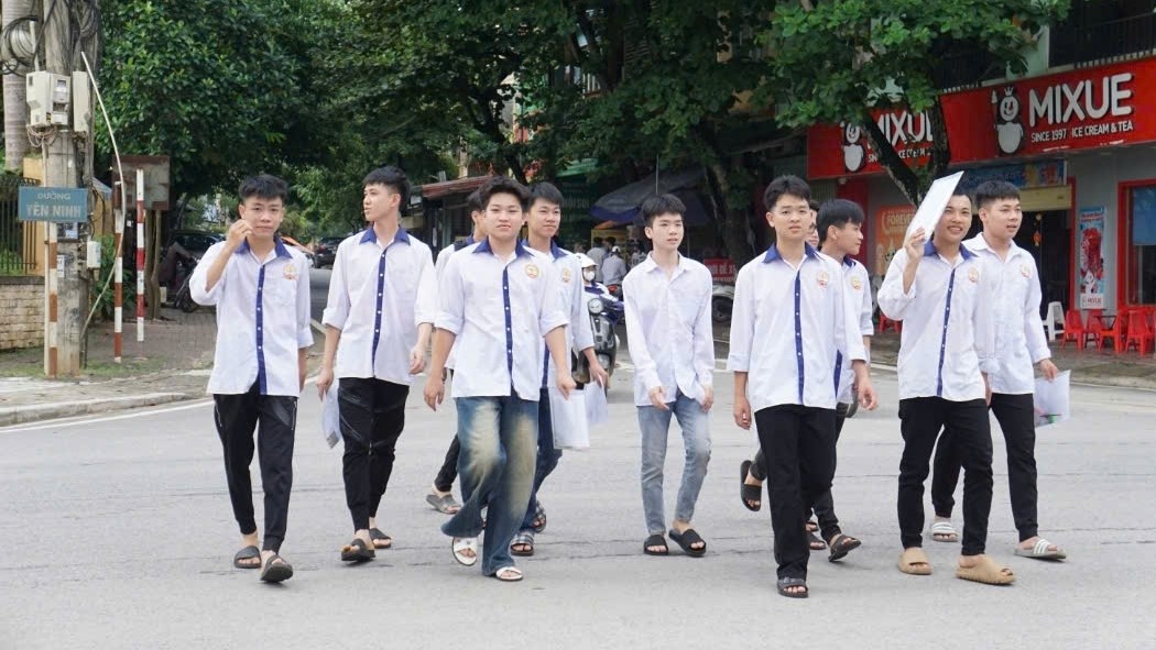 Mất điện trước giờ thí sinh làm thủ tục, Yên Bái kịp thời khắc phục