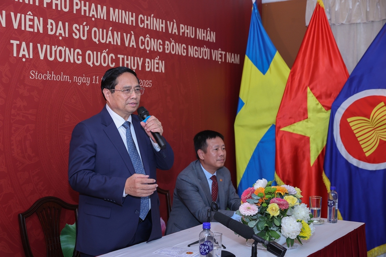 Thủ tướng gặp gỡ kiều bào tại Thụy Điển: 'Tự lo được cho mình cũng là yêu nước'