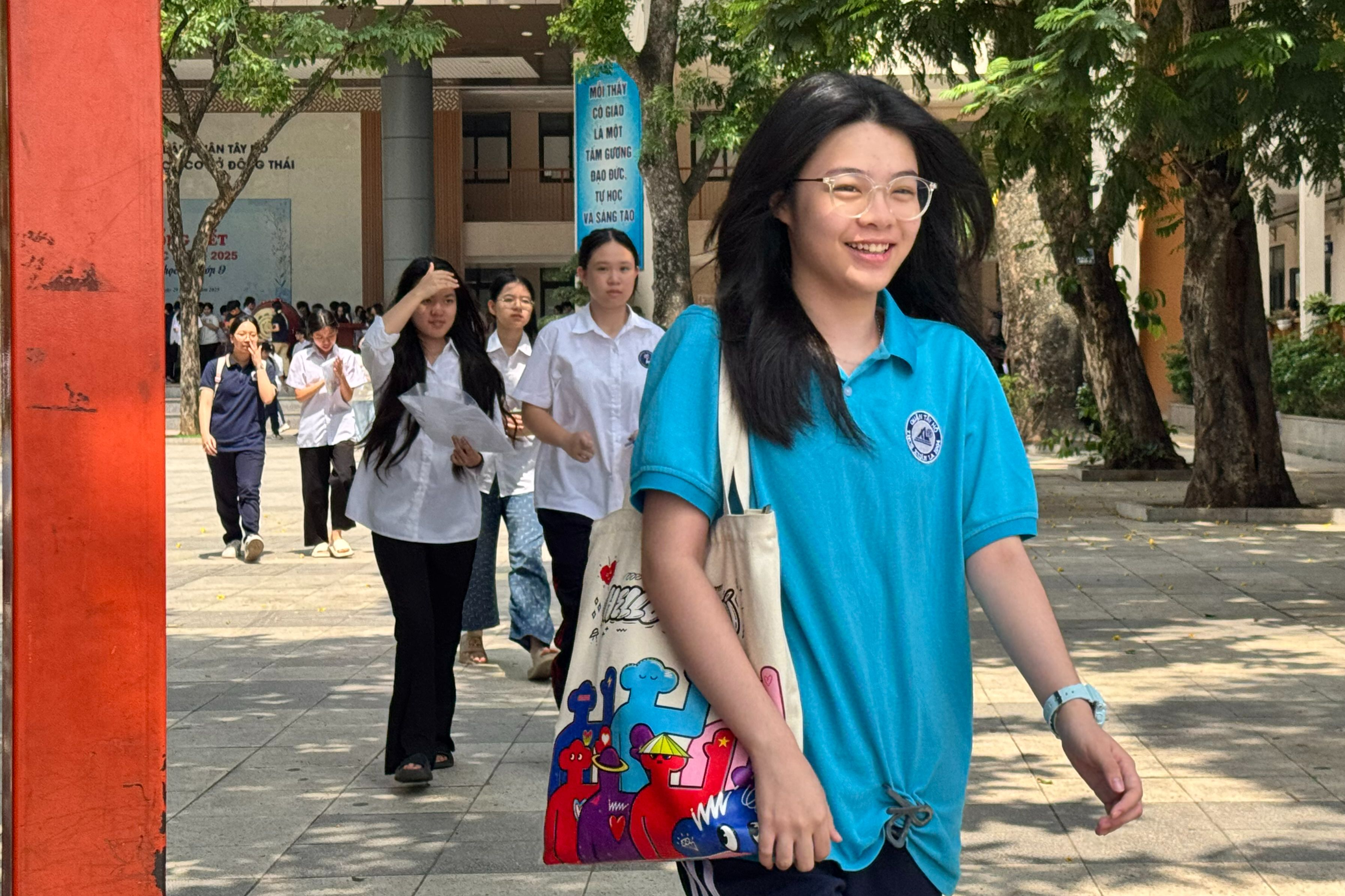 Thí sinh Hà Nội cười tươi vì đề môn thi đầu tiên vào lớp 10 'dễ thở'