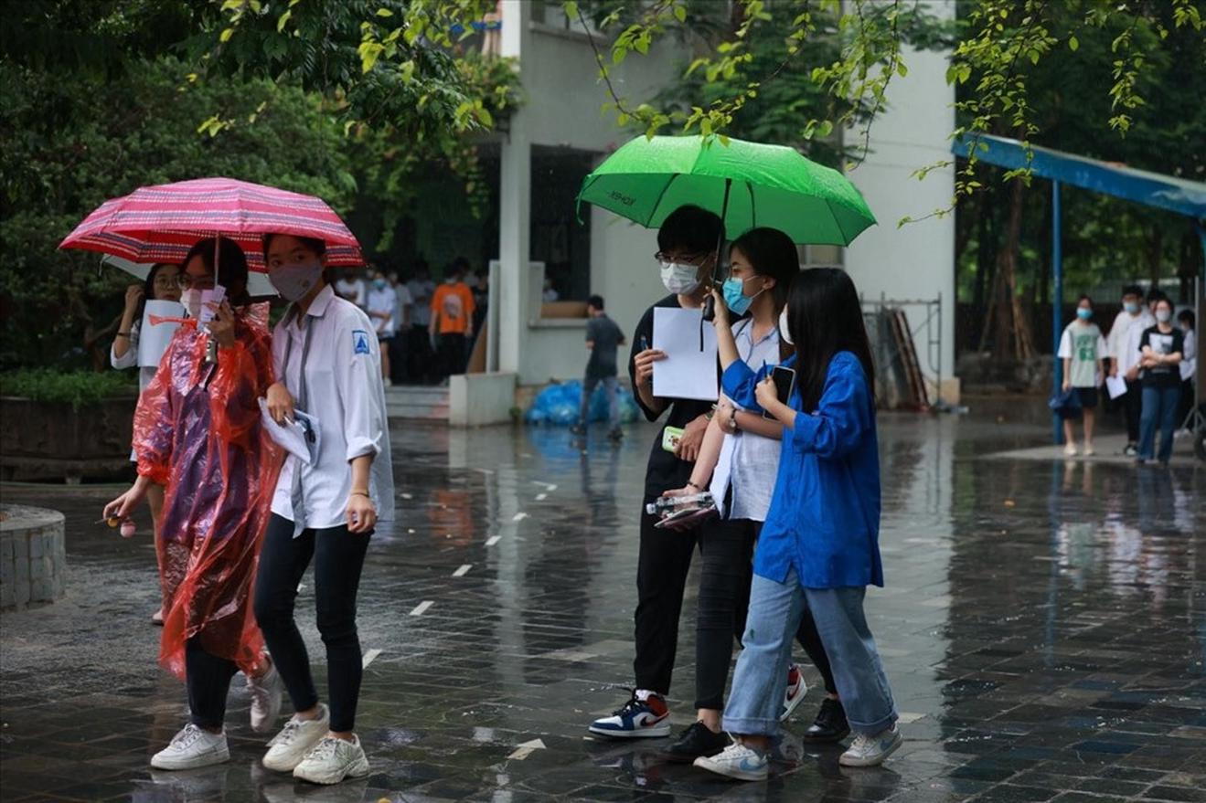 Tiềm ẩn nhiều rủi ro thời tiết, Bộ GD&ĐT chỉ đạo 'nóng' về thi tốt nghiệp THPT