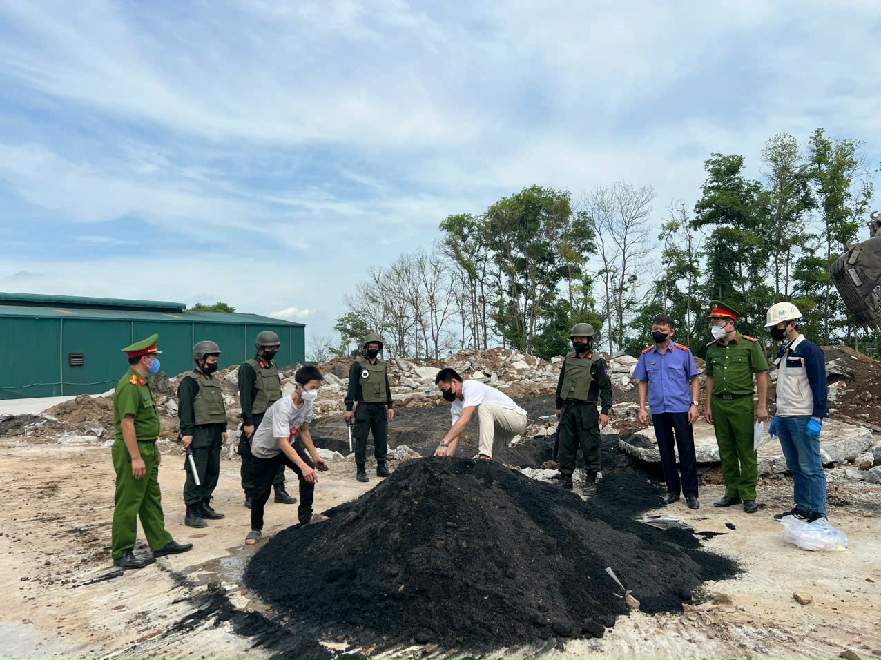 Phanh phui vụ chôn lấp ‘chui’ hơn 1.600 tấn chất thải công nghiệp tại Sóc Sơn