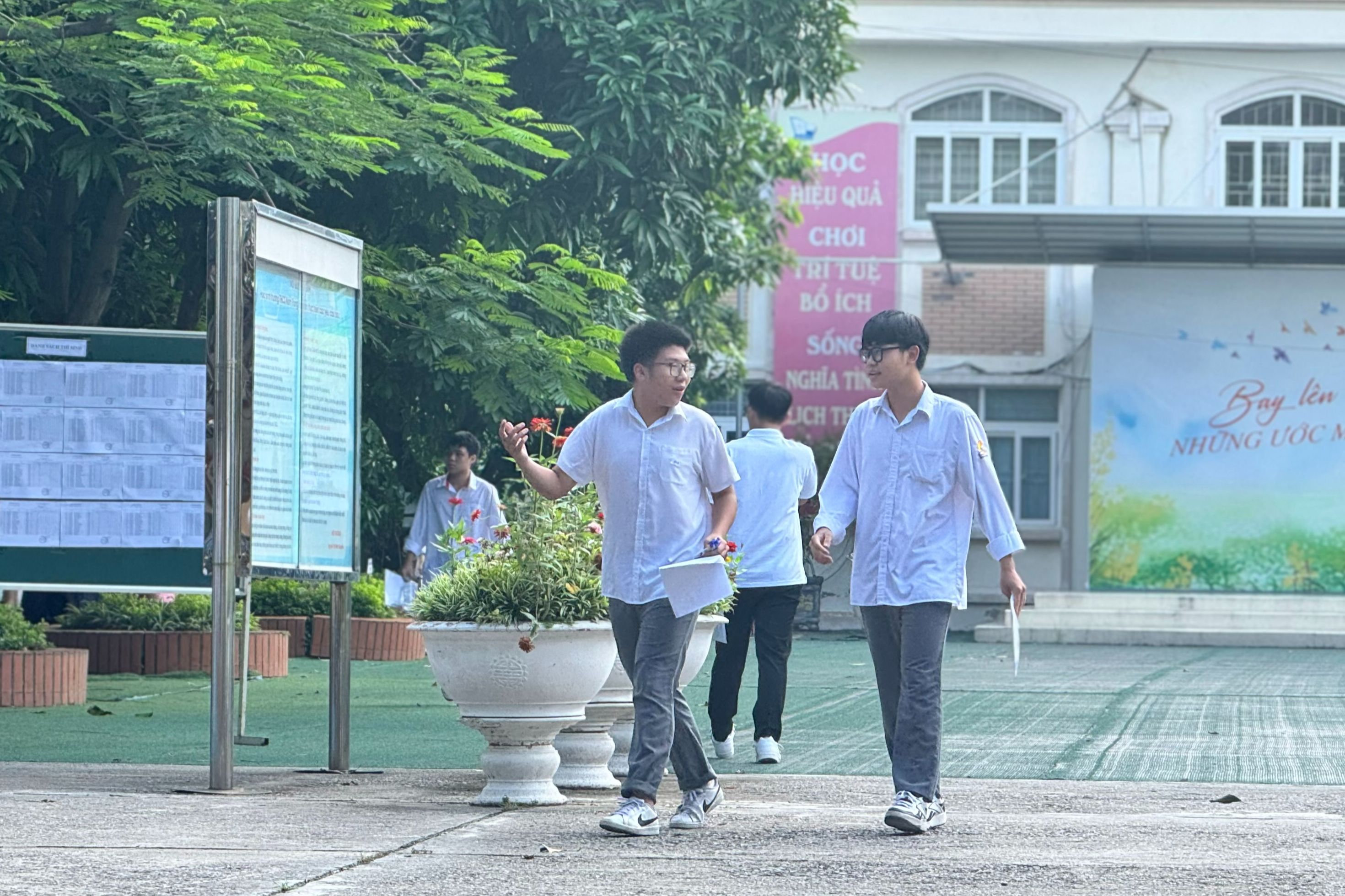 Ngày cuối cùng của kỳ thi tốt nghiệp, thí sinh 'than' đề Tiếng Anh khó