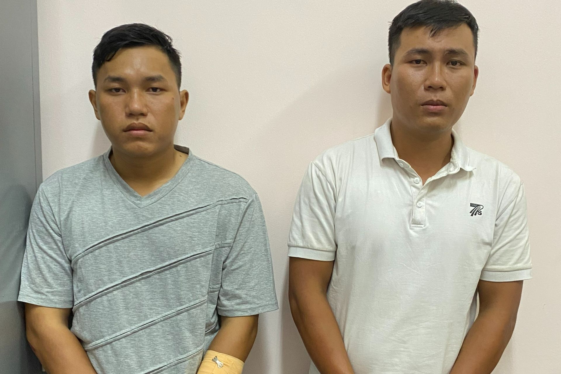 Nợ nần, hai anh em ruột rủ nhau đi cướp tiệm vàng