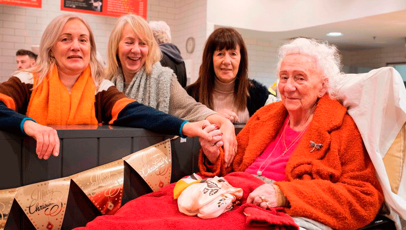 Lorette Fussell và các cô con gái Helen, Jane, Annette của mình. Ảnh: Rowan Griffiths/Daily Mirror.