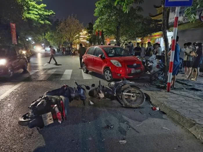 Công an Hà Nội thông tin về vụ tai nạn khiến 2 người bị thương