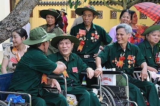 Tặng quà gần 1,6 triệu người có công dịp 27/7