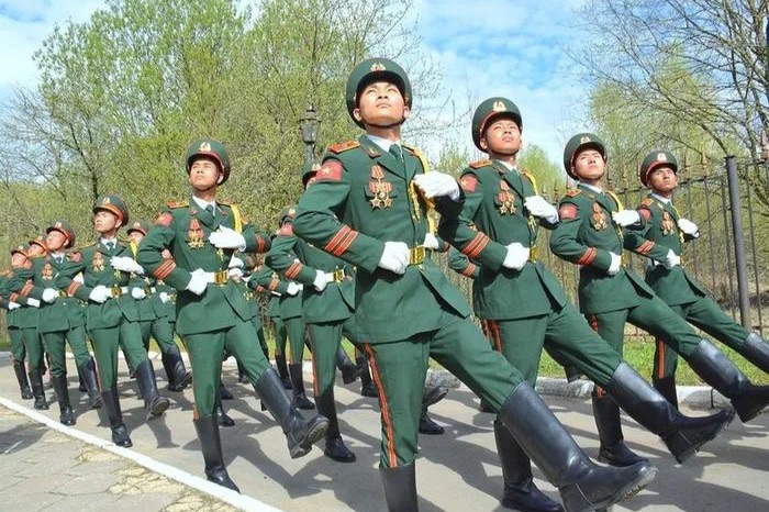 Bộ đội Việt Nam 'đi giữa vòng tay đồng bào' khi duyệt binh ở Moscow
