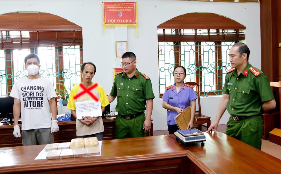 Bắt đối tượng vận chuyển 8 bánh ma túy