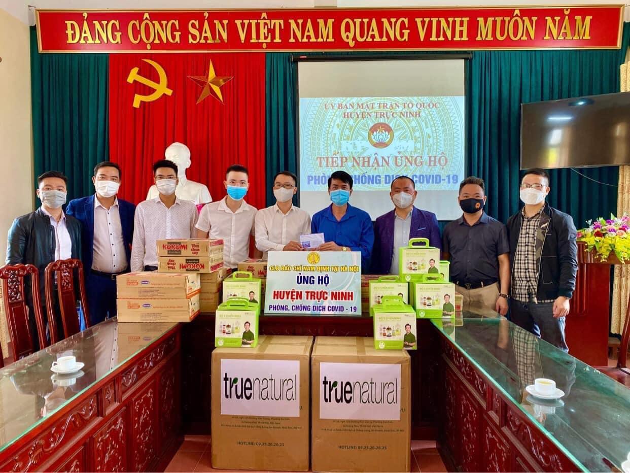 Đại diện CLB FC Báo chí Nam Định trao quà ủng hộ tại huyện Trực Ninh