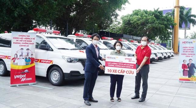 Tập đoàn Sovico tặng 10 xe cứu thương, cơm, thực phẩm và chuyên chở hàng ngàn y bác sỹ tới TP Hồ Chí Minh