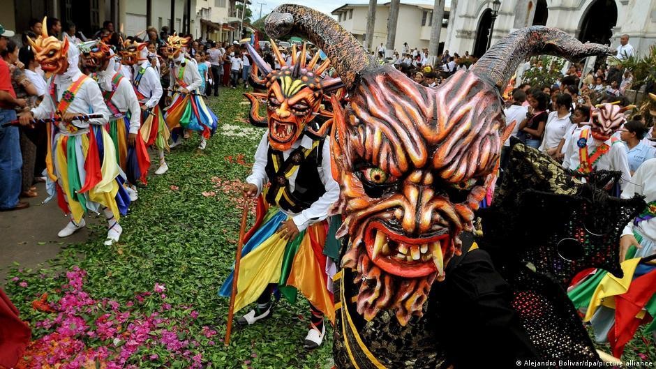 Nam thanh niên hóa trang thành ma quỷ nhảy múa trong lễ hội Corpus Christi.