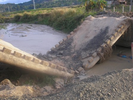 Ông Nguyễn Ngọc Quang - Phó Chủ tịch UBND huyện Chư Pảh: “Cầu tạo hình chữ V chứ không sập”!?
