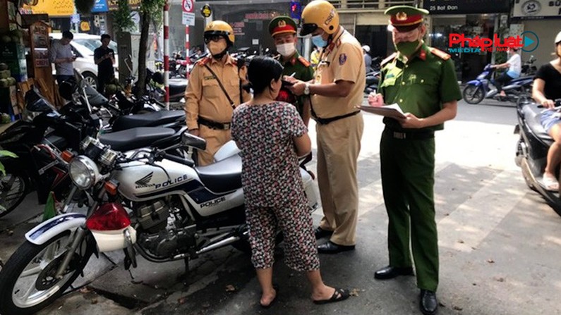Lực lượng chức năng quận Hoàn Kiếm xử lý vi phạm về trật tự đô thị