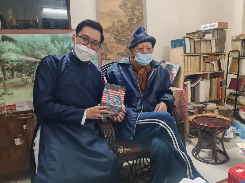 Nhà văn hóa Hữu Ngọc tặng sách cho tác giả