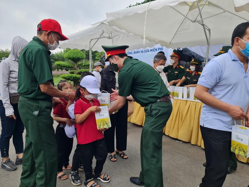 Các em học sinh cũng được nhận quà khi vào thăm Lăng Bác