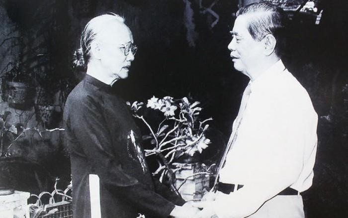 Bà Ngô Thị Huệ và người bạn đời - cố Tổng bí thư Nguyễn Văn Linh tại TP.HCM tháng 1/1989
