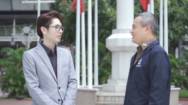 ông Nguyễn Đăng Tuấn - Giám đốc Công ty Luật S.T Hanoi đang trò chuyện với cảnh sát hoàng gia Thái Lan 
