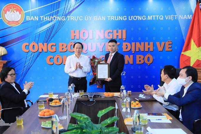 Ông Lê Tiến Châu - Ủy viên Ban Chấp hành Trung ương Đảng, Phó Chủ tịch - Tổng Thư ký Ủy ban Trung ương MTTQ Việt Nam trao quyết định bổ nhiệm chức vụ Phó Tổng Biên tập báo Đại Đoàn kết cho Nhà báo Trần Bảo Trung. 