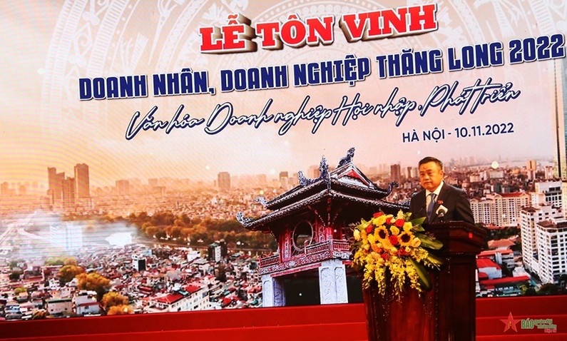 Chủ tịch UBND TP Hà Nội Trần Sỹ Thanh phát biểu tại Lễ tôn vinh. (Ảnh: Quân đội nhân dân)