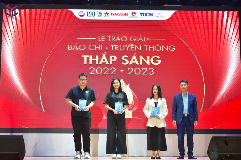 Giải Báo chí - Truyền thông Thắp sáng 2022 - 2023 chính thức được phát động từ ngày 29/10/2022 với 4 hạng mục Giải với tổng giá trị Giải thưởng lên tới 136 triệu đồng